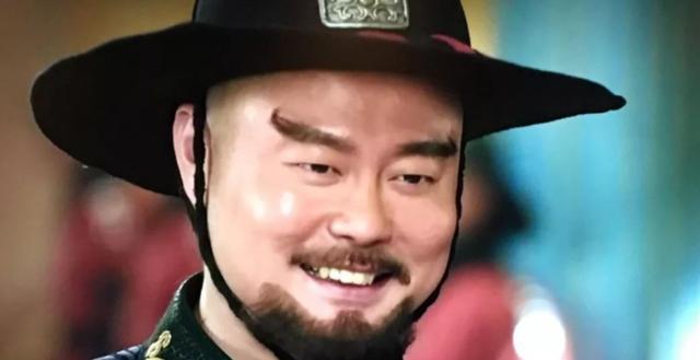 近些年随着开心麻花的爆红,演员魏翔也多了很多露脸机会,也慢慢展现出