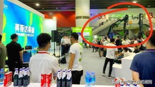 破碎机破碎挖掘机