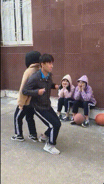 爆笑GIF动态图：两个二货，竟然成了这个沙滩最靓的风景线