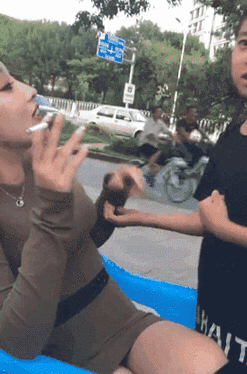 诱惑美女的动图GIF图片：大长腿比基尼小姐姐，真美！