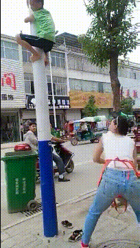 搞笑的GIF趣图：有钱人家，上厕所都这样光明真大吗？