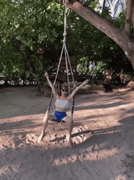 美女的另类动图GIF：妹子玩的好惬意