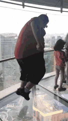 爆笑的GIF动态趣图：老婆就喜欢这样的床，只能买一个了