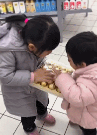 搞笑的GIF动图：本想耍个帅把个妹，结果玩脱了