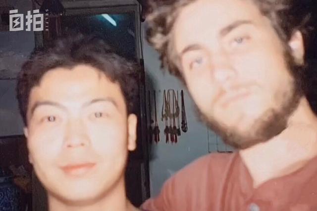 我叫曹操，美国人，娶北京姑娘、学中国文化，现在变成了北京大爷