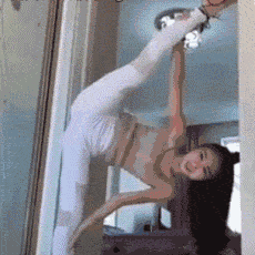 邪恶不一样的美女动图GIF：身怀绝技，无限解锁