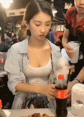 身材很好的美女GIF：这可乐总看着怪怪的