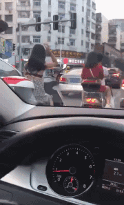 羞羞的美女动图GIF图片：吓的我手一抖啊！难道这么有传说中的第六感么？