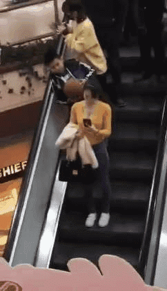 可爱小姐姐闪图：小伙汁一定想吃奶了