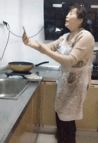 搞笑GIF动态图：都让开，鳖不住了！