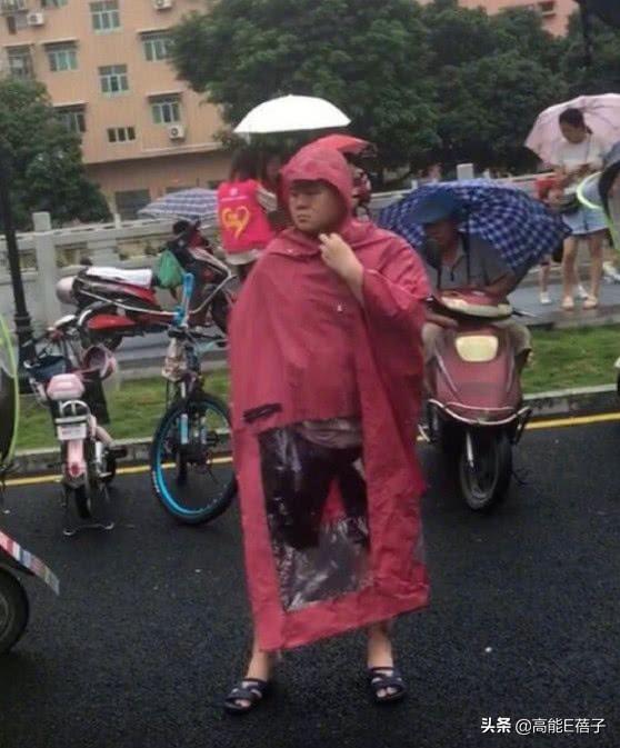 岳云鹏穿红雨衣接孩子放学？他妻子回应：我都差点认错