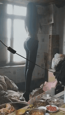 邪恶美女的动态图GIF：和女盆友一起的打工生活，虽然很清贫，但每天都很开心！