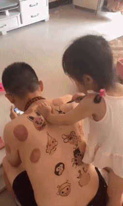 爆笑的动图GIF：年纪轻轻吃蟹技能就点满了
