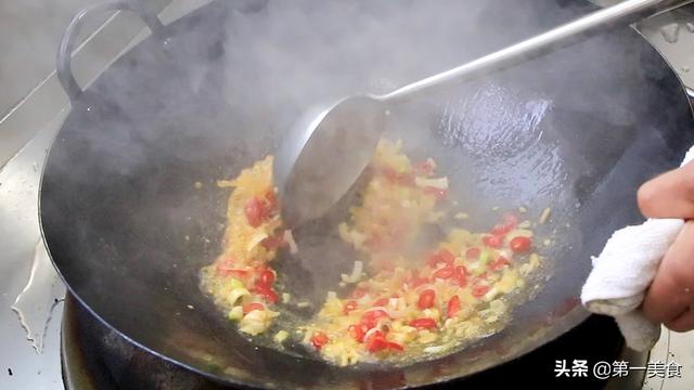廚師長做的泡椒獅子頭，個大不鬆散，耐嚼有彈力，技巧全在這 美食頻道 第18张