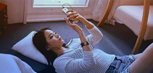 偷偷看的邪恶美女动图：看好你们男朋友，齐B短裤美女要出门遛狗了