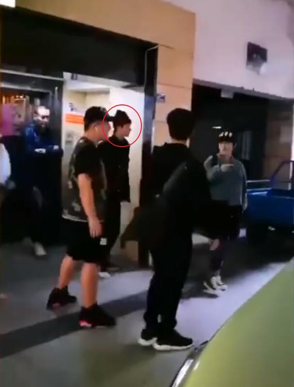 王一博赵丽颖不绅士手（王一博赵丽颖有爱瞬间）