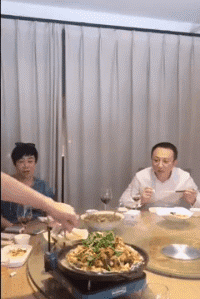 爆笑的GIF图片：坐车2000公里闹伴娘，这一刻我已买好回去的票！