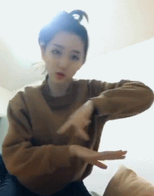 邪恶的妹纸gif动态图：这种直接了当的女人是不是你想要的？
