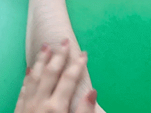 美女内涵动图图片：看看这腿毛，我们能做兄弟吗？
