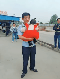 搞笑的动图GIF：小姐姐，你这牙齿居然能自由装卸