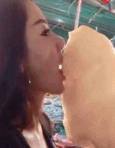 邪恶的妹子动态图片：别嘚瑟，我也有的摸