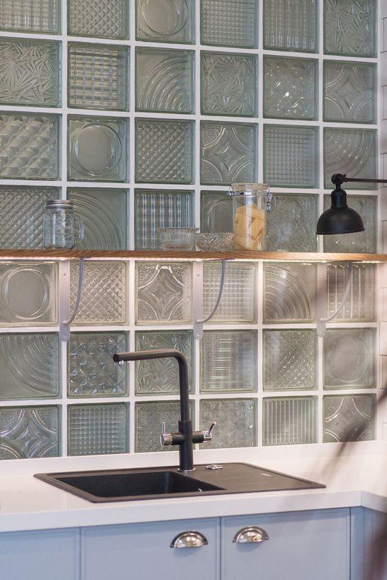 后挡板玻璃砖效果图(厨房后挡板贴瓷砖方法)