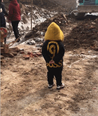 搞笑的GIF趣图：衣服洗一洗还能要，孩子就算了吧