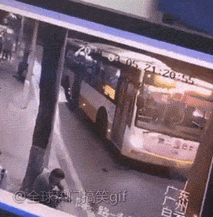 爆笑的动图GIF：你的摩托车加的是白酒吧