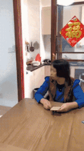 搞笑的动态图图片:女生在彩排舞蹈,男生们全在围观