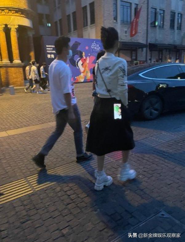明星怎么过国庆？苏炳添在内蒙古吃烤全羊，章子怡吴京在上海逛街