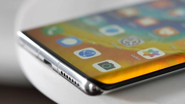 为何高端旗舰总是钟爱曲面屏？未来直屏旗舰可能会增多