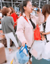 搞笑的动图GIF：隔壁老王正在赶来的路上！