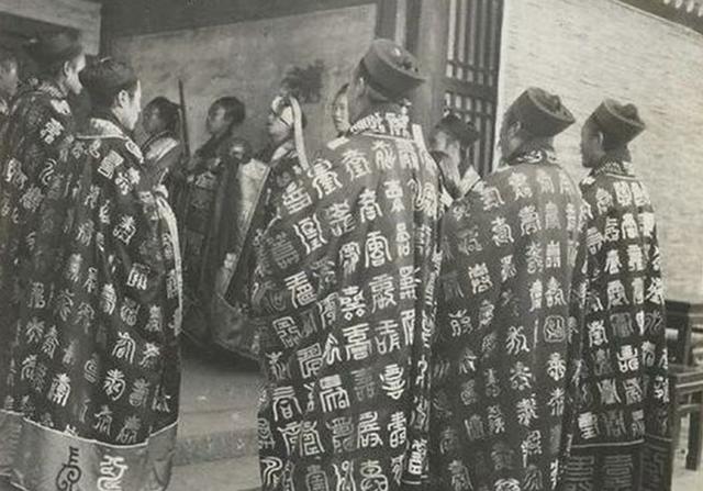 1981年，他躲入深山“登基”，发展了55名佳丽，其中还有村镇干部