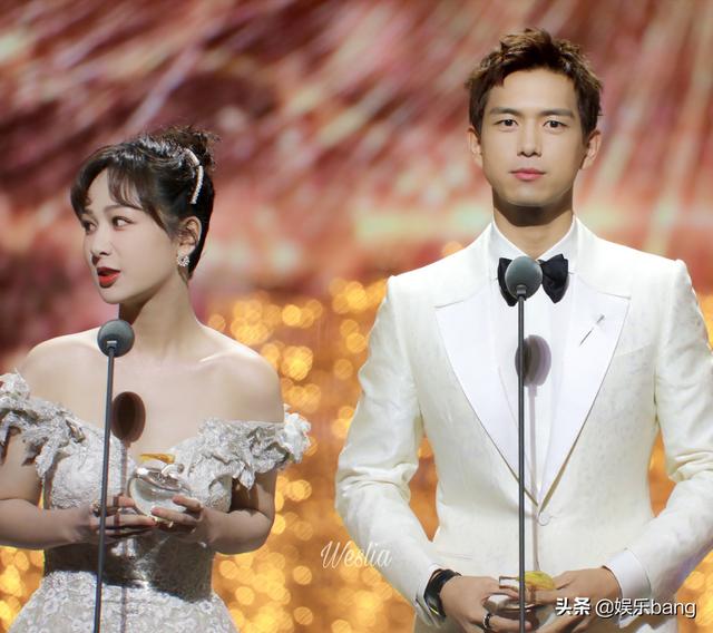 同样是帮其裙摆杨紫对肖战相视一笑对李现的反应却大不同