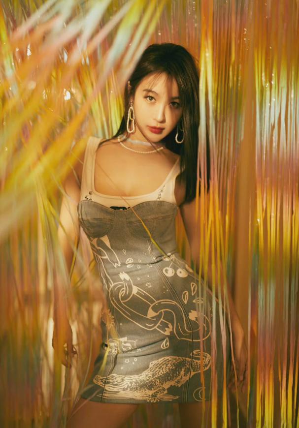李菲儿流光溢彩 拼接连衣裙释放摩登魅力 珍珠耳饰精致贵气 全网搜