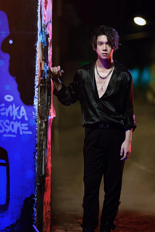 2018年出演古装穿越科幻电影《寻秦记》,正式进入演艺圈;2019年1月