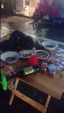 爆笑GIF图：公共场合，姑娘控制一下自己啊！