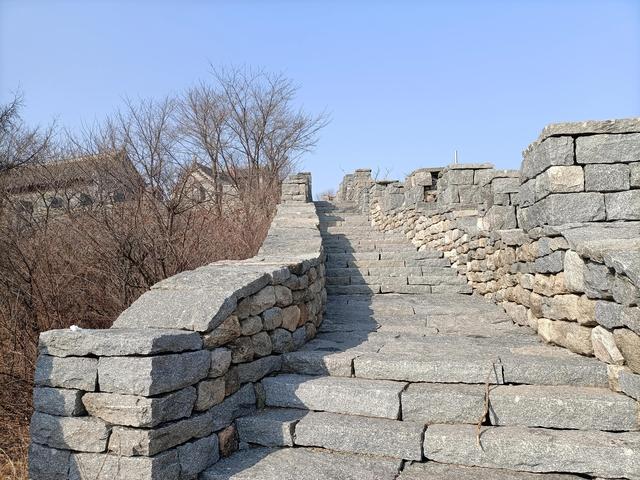 金州区大黑山上,沿山脊绵延而建,古称卑沙城,是高句丽统治辽东半岛