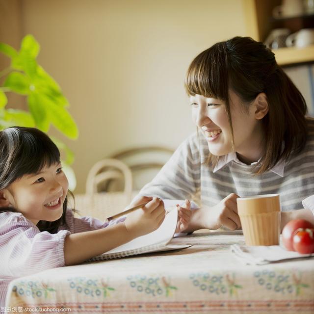 16岁男孩手写出印刷体，获七百万网友点赞，父母却叹气：娃有病