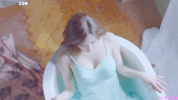 美女邪恶图片GIF：妹子这小舌头，皮的很！