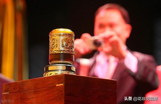 正宗大红袍茶叶价格多少钱一斤（茶王大红袍一斤价值500万元）