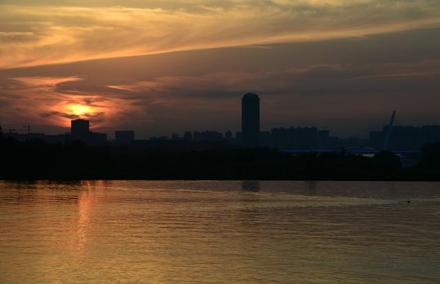 灞水边静候夕阳的静谧时光，晚霞映红的灿烂真美妙