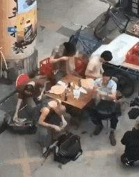 爆笑的GIF趣图：想要吃霸王餐，先把屁股翘起来！