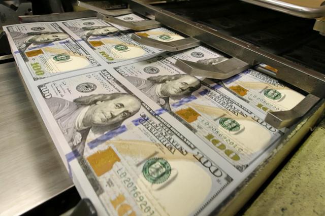 美国遭遇严重经济危机，2008年时靠印钱解决问题，这次印钱也没用