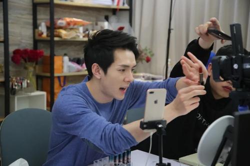 李佳琦和薇娅一天卖到了106亿和82亿！网友：还以为是手机号