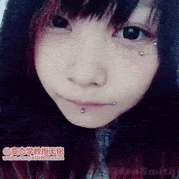 美女GIF内涵图：OMG，妹子有两个舌头