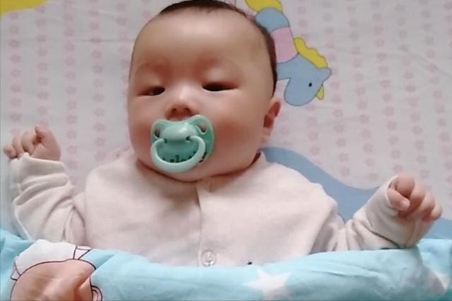 安抚奶嘴是哄娃利器，还是会“偷走”宝宝颜值？家长看完不纠结