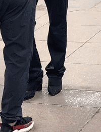 搞笑的GIF趣图：衣服洗一洗还能要，孩子就算了吧