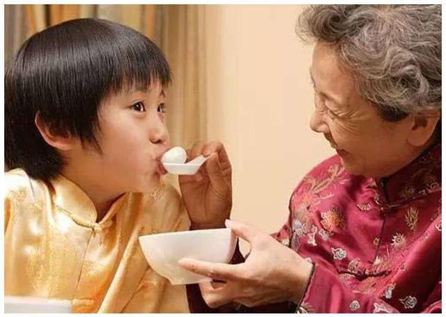 以下几种食物，可能会影响孩子的记忆和老人的血栓，尽量少食用