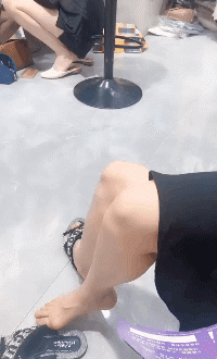 美女GIF内涵动图：风景好看，妹子好大